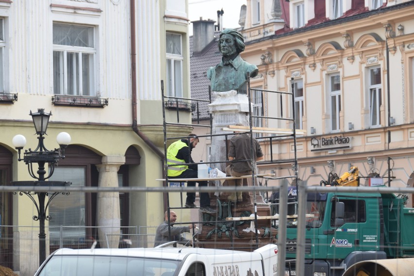 Tarnów. Pomnik wieszcza na placu Kazimierza w rękach konserwatorów