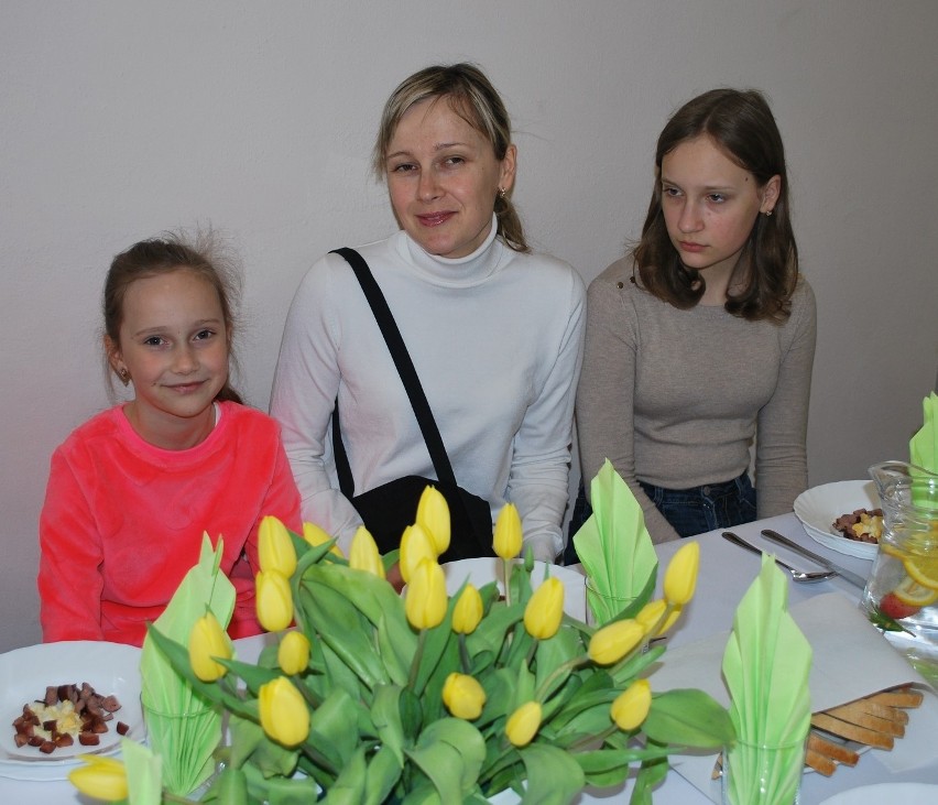 Uchodźcy z Ukrainy spotkali się przy świątecznym stole w Sandomierzu. Zobacz zdjęcia