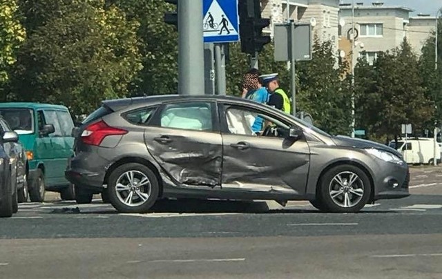 W sobotę, około godz. 12.20 na skrzyżowaniu ulic Komisji Edukacji Narodowej i Narodowych Sił Zbrojnych w Białymstoku doszło do wypadku.