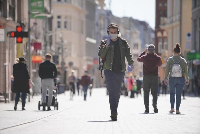 O wprowadzeniu od soboty (24 października) na terenie całego kraju nowych obostrzeń związanych z pandemią COVID-19, poinformował na piątkowej konferencji prasowej premier Mateusz Morawiecki.