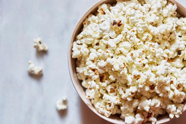 Domowy popcorn uważany jest za jedną ze zdrowych przekąsek.