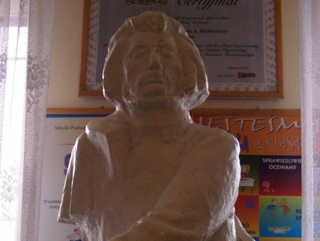Gipsowa postać Mickiewicza, z której dumna powinna być społeczność Szkoły Podstawowej nr 2 w Bydgoszczy