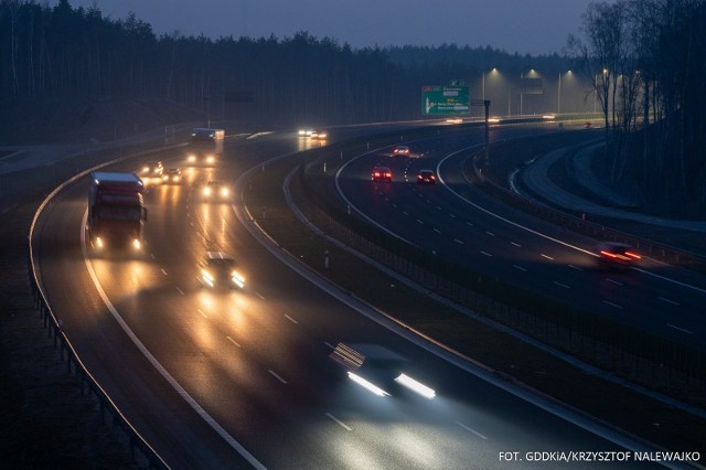 Generalna Dyrekcja Dróg Krajowych i Autostrad (GDDKiA) opublikowała dane dotyczące średniego dobowego ruchu za okres od 8 do 14 marca br. Porównując tydzień do tygodnia dane z tego roku, ruch osobowy zanotował spadek o 2 proc., natomiast ruch ciężki pozostał na tym samym poziomie. Porównując dane do tego samego okresu w ubiegłym roku, w przypadku ruchu pojazdów osobowych odnotowaliśmy spadek o 8 proc., natomiast ruch pojazdów ciężarowych wzrósł o 7 proc.Fot. GDDKiA