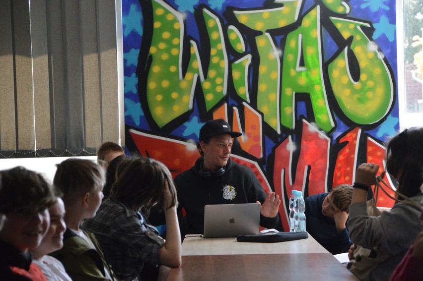 Mądre przesłanie po warsztatach hip-hopowych w Chojnicach z rapu, graffiti, dj'ng, breakdance | ZDJĘCIA, WIDEO