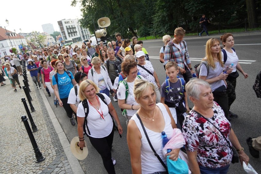 Pielgrzymka na Jasną Górę. Arcybiskup życzy pielgrzymom umocnienia wiary [ZDJĘCIA]