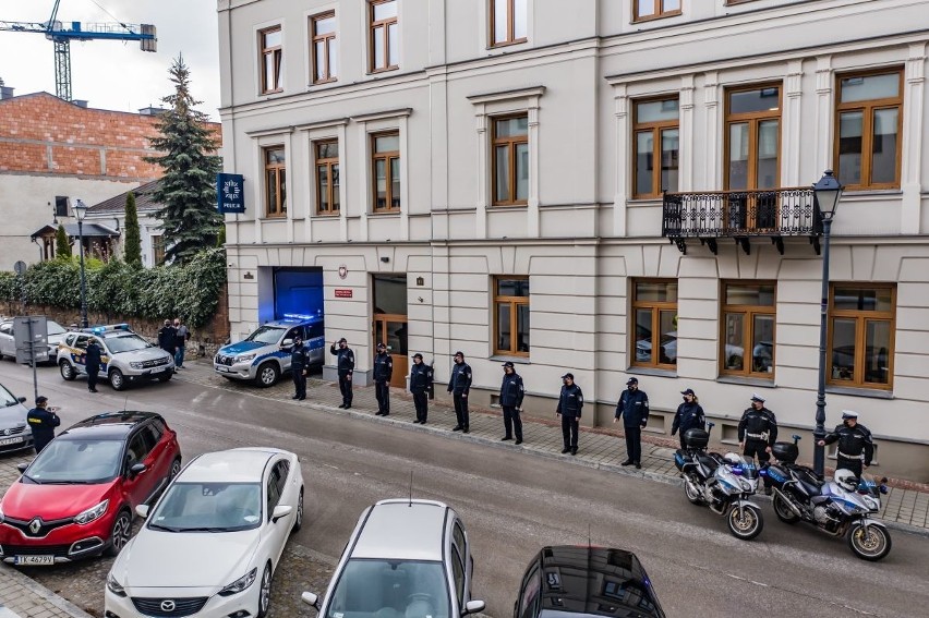 Świętokrzyscy policjanci żegnali kolegę zastrzelonego na służbie. W południe zawyły syreny radiowozów