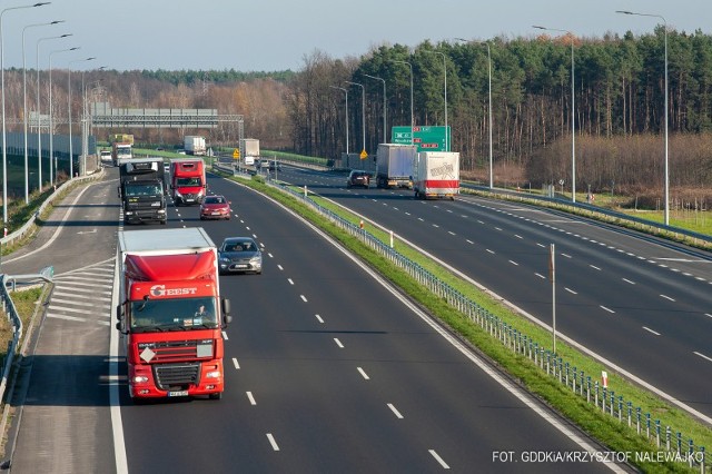 Ruch na drogach jest odzwierciedleniem spadku mobilności społeczeństwa. Co ciekawe, rośnie i to bardzo ruch aut ciężarowych. Fot. GDDKiA