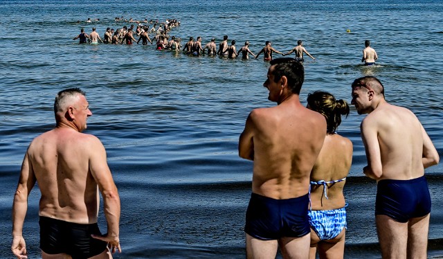 Łańcuch życia można tworzyć dla poszukiwania zaginionej osoby w pobliżu plaży przy dobrej pogodzie. Gdy morze się burzy, ryzyko rozerwania łańcucha jest duże, a to powoduje zagrożenie dla życia i zdrowia osób uczestniczących w takiej akcji