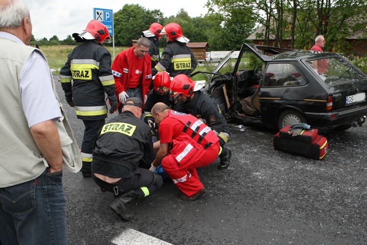 Dwa samochody zderzyly sie czolowo na ul. Portowej w...