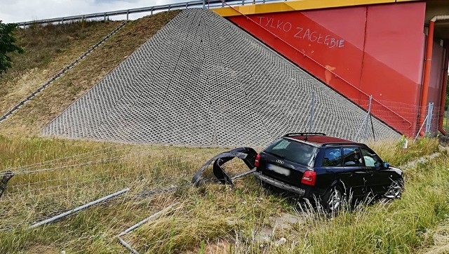 Do zdarzenia doszło w niedzielę 25 czerwca na S3 koło Nowej Soli. Audi wypadło z drogi, uderzyło w ogrodzenie cudem zatrzymując się przed betonową podmurówką wiaduktu.Audi jechało w kierunku Zielonej Góry. Samochodem podróżowała rodzina z Wrocławia. Dwie osoby dorosłe i dwoje dzieci. Jechali na wakacje nad morze.Na prostym odcinku drogi kierująca wypadła z trasy. Audi wyleciało na pobocze uderzając w ogrodzenie. Na szczęście samochód zatrzymał się przed betonową podmurówką wiaduktu. Gdyby uderzył w filar doszłoby do tragedii. Na szczęście nikomu w audi nic się nie stało.Prawdopodobnie kierująca zasnęła podczas jazdy. Pomoc drogowa wyciągnęła już audi z pobocza. Na trasie nie ma utrudnień w ruchu. Przeczytaj też:  Śmiertelny wypadek na S3 w okolicy Sulechowa. Nie żyje kierowca forda i 12-letni chłopiecZobacz też wideo: Wypadek na S3 koło Zielonej Góry. Spłonęły dwie ciężarówki