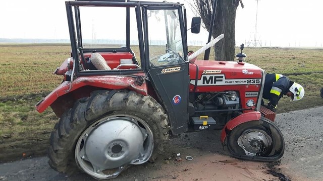 Ponad godzinę zablokowana była droga między Pietną a Ściborowicami po kolizji, do której doszło w sobotę. Zderzyły się tam trzy pojazdy, w tym ciągnik rolniczy. Na szczęście nikomu nic się nie stało.