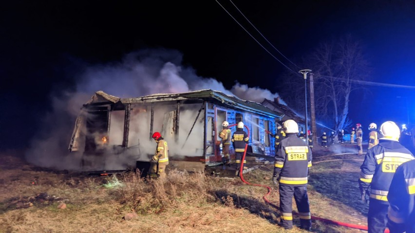 Waniewo. 13 zastępów straży pożarnej gasiło pożar dwóch domów
