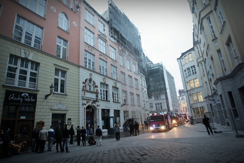 Wrocław: Pożar w pasażu Niepolda. Palił się klub Mundo 71 przy Ruskiej (FILM, NOWE ZDJĘCIA)