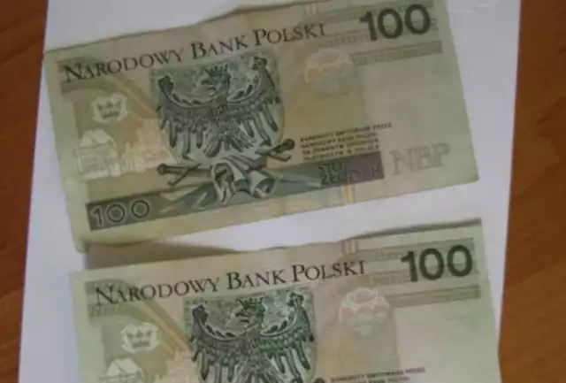 Dwa stuzłotowe banknoty wręczył właściciel firmy transportowej policjantom ze Strzelec.