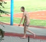 Skandal! Nagi mężczyzna biegał w biały dzień po boisku szkolnym (wideo)
