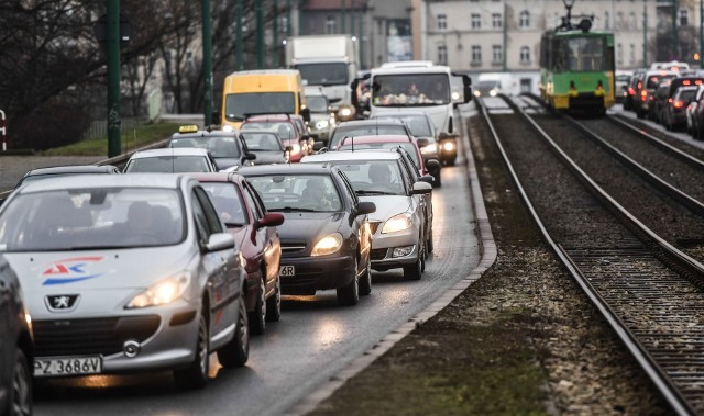 Według danych Eurostatu, w całej Europie średnio na tysiąc mieszkańców przypada 449 samochodów. Dla polskich miast ten wskaźnik wynosi średnio 530. Poznań jednak znacznie przekracza tę średnią – wynosi ona 625.