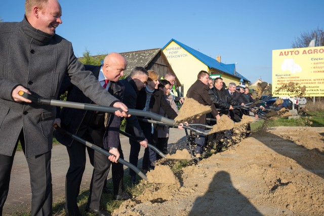 Symboliczne łopaty pod budowę nowej drogi wbili m.in. Jerzy Leszczyński, marszałek województwa podlaskiego, Józef Sulima, dyrektor PZDW w Białymstoku i Urszula Jabłońska, burmistrz Łap.