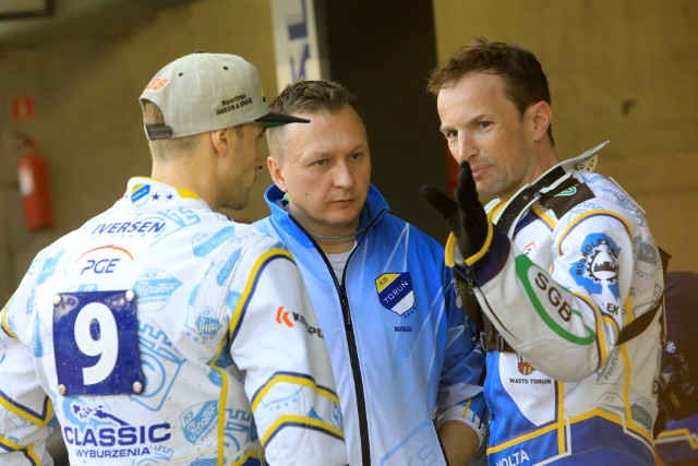 Menedżer Jacek Frątczak (w środku) na razie może być średnio zadowolony z Rune Holty  (z prawej) i wcale z Nielsa Kristiana Iversena
