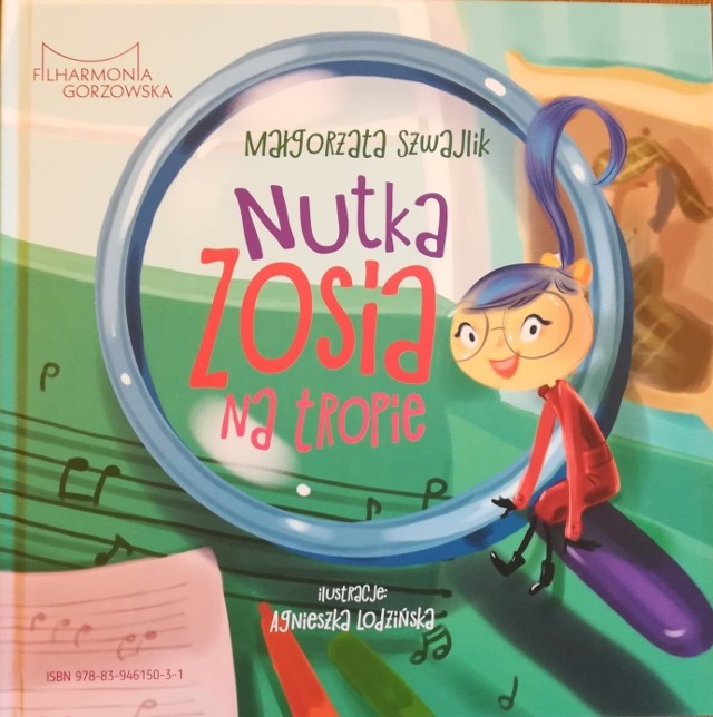 "Nutka Zosia na tropie" to kolejna (bo już trzecia) publikacja Filharmonii Gorzowskiej. Książeczka o przygodach Nutki Zosi została wydana w języku polskim i niemieckim.Książeczki edukacyjne dla dzieci wydawane przez filharmonię stanowią już pewien cykl. W pierwszej, wydanej w 2014 roku znalazły się m.in. ogólne informacje na temat muzyki klasycznej. W roku 2017 ukazała się kolejna książka, tym razem wprowadzająca w świat instrumentów muzycznych. Wydana właśnie trzecia pozycja wprowadza już pewne pojęcia muzyczne, takie jak takt, rytm, czy gama.Autorką przygód Zosi, podobnie jak dwóch poprzednich książeczek, jest Małgorzata Szwajlik, znana również jako współtwórczyni cieszących się ogromna popularnością musicali realizowanych rokrocznie w Filharmonii Gorzowskiej. Publikacja wzbogacona została płytą CD, zawierająca zadania i zabawy, pozwalające sprawdzić poziom przyswojenia zawartej w książce wiedzy.W przyszłym roku Filharmonia Gorzowska planuje wydanie całego trzytomowego cyklu i wprowadzenie go do regularnej sprzedaży. Obecnie książeczki trafiły do dzieci z dwóch szkół – polskiej i niemieckiej. To zwieńczenie zakończonego właśnie transgranicznego projektu edukacyjnego.WIDEO: Poznajcie Małe Mądrale! Co mają do powiedzenia o pieniądzach? Możesz się zdziwić!