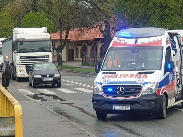 Wypadek w Opatowie. Ciężarówką potrącił kobietę i... odjechał. 67-latka trafiła do szpitala [ZDJĘCIA]