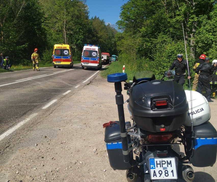 Dachowanie między Bielskiem Podlaskim a Hołodami. Dwie osoby poszkodowane