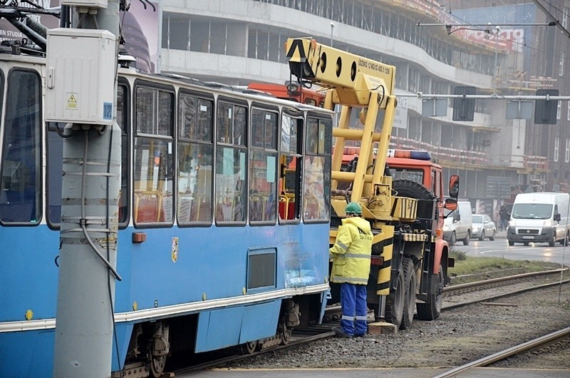 Wrocław: Wykolejenie tramwaju na pl. Dominikańskim (FOTO, OBJAZDY)