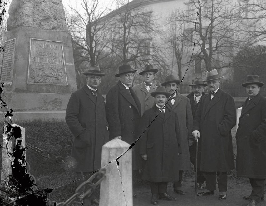 Lata 1930-1934: członkowie zarządu miasta na tle Pomnika...