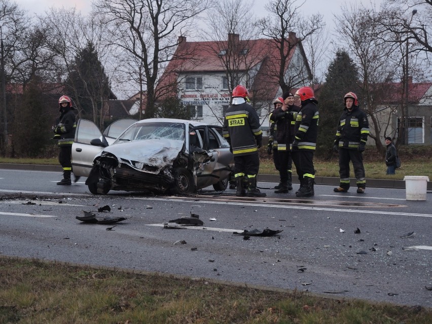Poważny wypadek na obwodnicy Sławna. W zderzeniu dwóch aut...