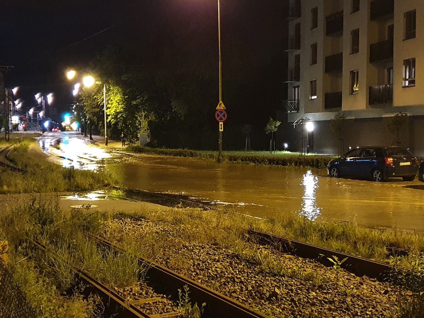 Awaria wodociągów na ul. Doroszewskiego. Powstało duże rozlewisko. Utrudnienia w ruchu!