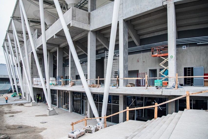 Stadion ŁKS im. Władysława Króla przybiera biało-czerwono-białe barwy. Zdjęcia