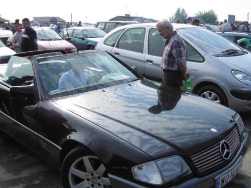 Fot. archiwum: Na giełdach jest sporo kabrioletów. 2-letnie Mercedesy kosztują nawet 280 tys. zł.