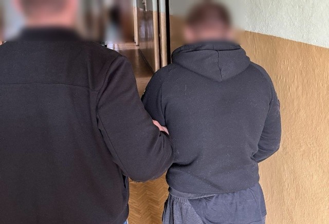 Policjanci z Komendy Powiatowej Policji w Tczewie „rozliczyli” 31-latka za kradzieże z kilku ostatnich miesięcy. Jego łupem padły towary z jednej z tczewskich drogerii. Mężczyźnie grozi do 5 lat pozbawienia wolności. 
