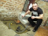 Woda zalewa piwnice w budynku przy ul. Bogusława II