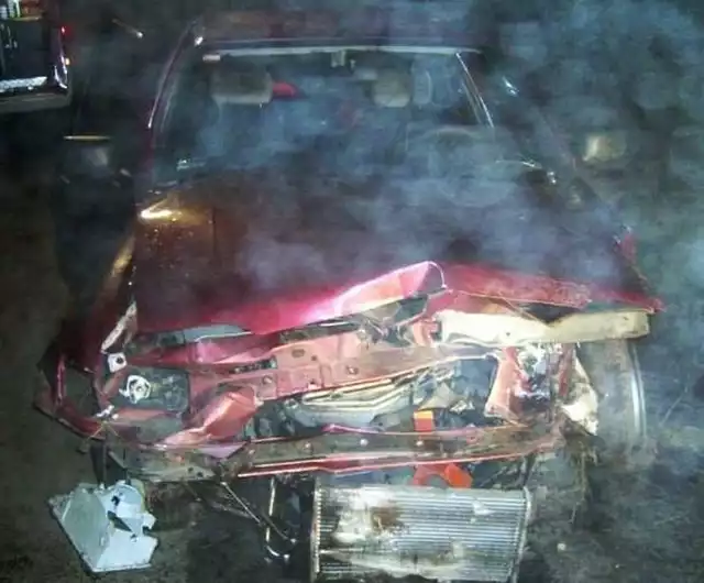 Minionej nocy w Czaplinku doszło do tragicznego wypadku. 40-letni kierowca stracił panowanie nad pojazdem. Auto uderzyło w słup. Kierowca zmarł na miejscu wypadku.