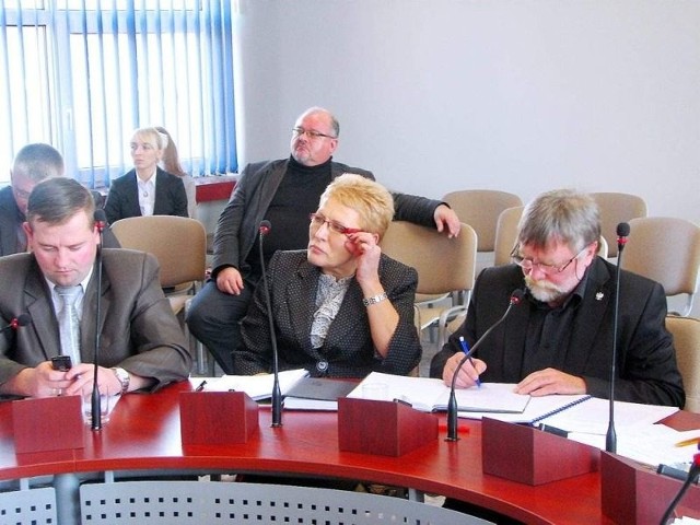 Na ostatniej sesji za dyscypliną w radzie powiatu głosowała trójka radnych - od lewej Tomasz Fifielski, Iwona Bonecka i autor projektu Andrzej Chatłas