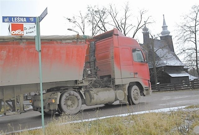 Ulicą Leśną tiry mają w przyszłości ominąć miasto. Teraz ciężarówki wjeżdżają w środek Olesna. (fot. Mirosław Dragon)