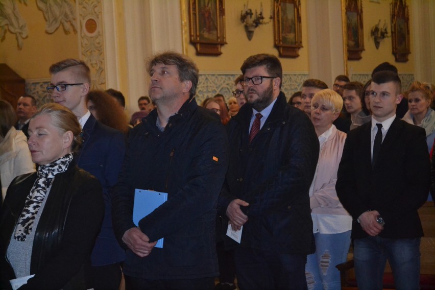 Bierzmowanie w Myszkowie: sakramentu udzielał metropolita czestochowski abp Depo ZDJĘCIA