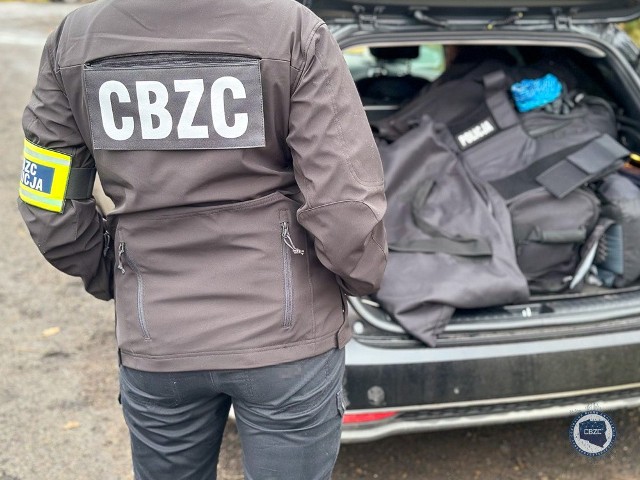 Funkcjonariusze Centralnego Biura Zwalczania Cyberprzestępczości w Katowicach zatrzymali 4 osoby podejrzane o udział w zorganizowanej grupie przestępczej. Oszuści zajmowali się wystawianiem w Internecie fałszywych ogłoszeń sprzedaży pojazdów.