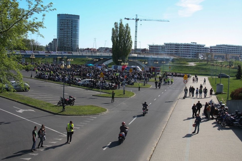 Setki motocyklistów zjawiły się dziś na parkingu Hali...