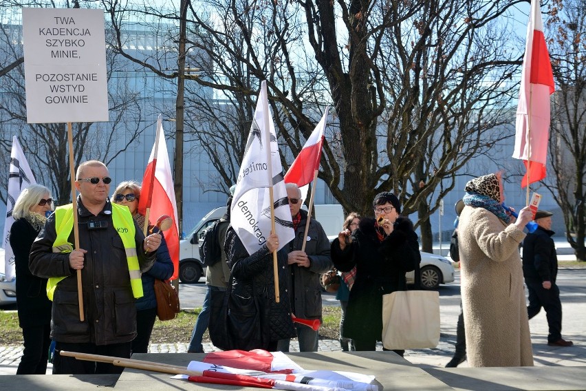 KOD gwizdami przywitał w Lublinie Jarosława Gowina