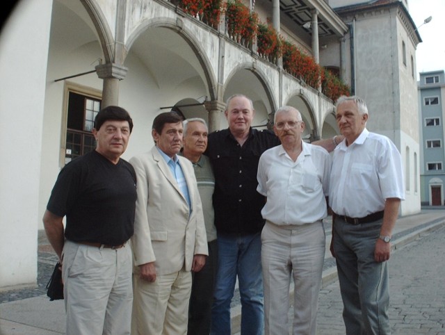 Czesław Malec (najwyższy) w otoczeniu dawnych kolegów z boiska przed brzeskim ratuszem.