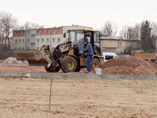 Zima nie przeszkodziła w pracach przy nowym boisku lekkoatletycznym. Już widać jak będzie wyglądał nowy plac sportowy.