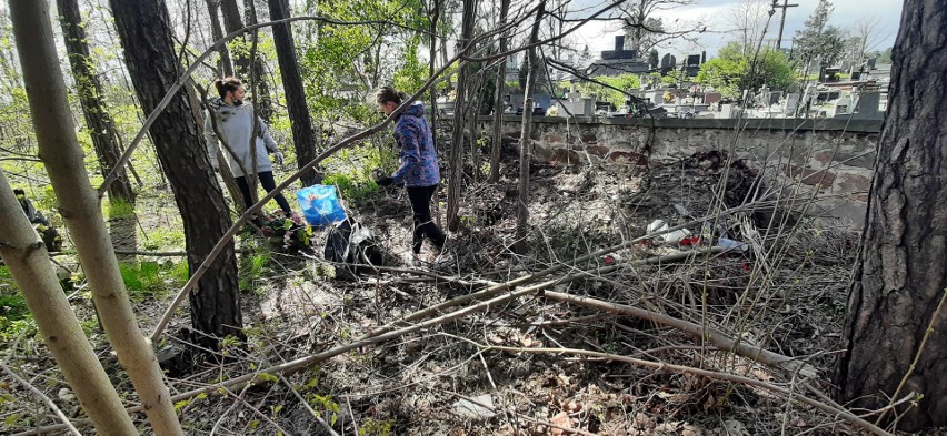 Akcja "Solidarnego sprzątania" w Suchedniowie. Aktywiści posprzątali cały lasek! [ZDJĘCIA] 