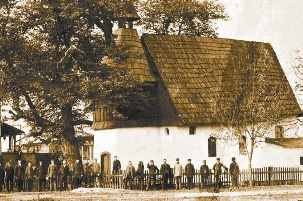 To zdjęcie wykonano w 1896 roku. W tle kościoła znajdują się zabudowania dawnej gorzelni, dziś siedziba MiejskiegoZakładu Komunikacji.