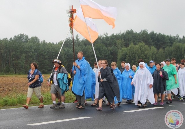 Uczestnicy 37. Pieszej Kieleckiej Pielgrzymki na Jasną Górę w sobotę dotarli do Koniecpola.