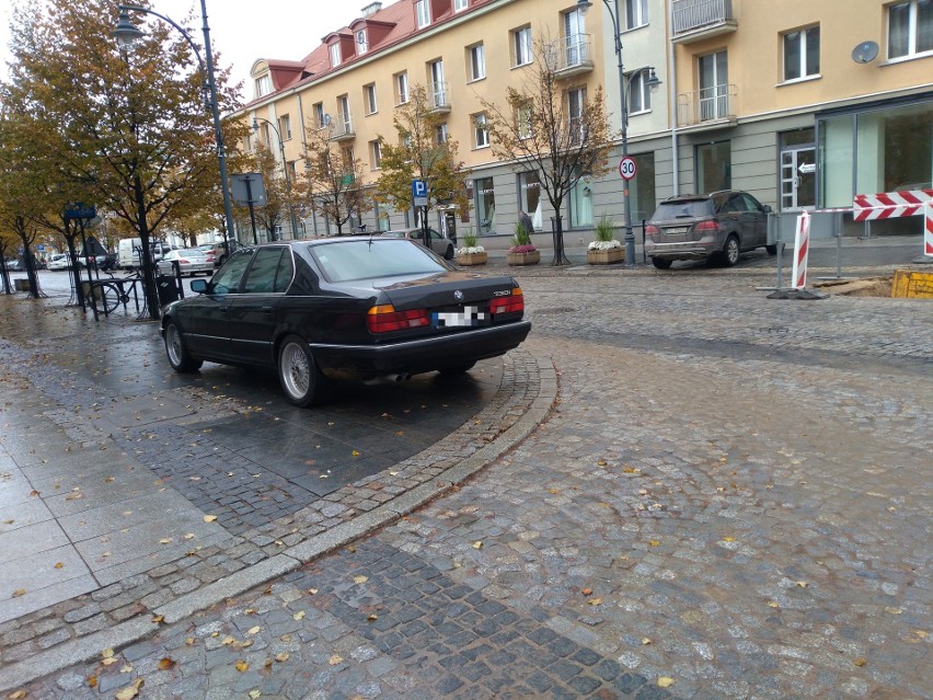 Parkowanie na chama w Białymstoku: BMW zasłoniło przejście dla pieszych i zjazd [ZDJĘCIA]