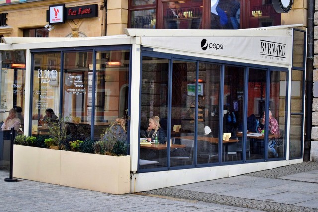 Restauracje i puby we Wrocławiu wykorzystują cieplejsze dni na montaż ogródków piwnych. Są już pierwsi chętni!Przechodź do następnych slajdów za pomocą strzałek lub gestów na smartfonie >>>> 