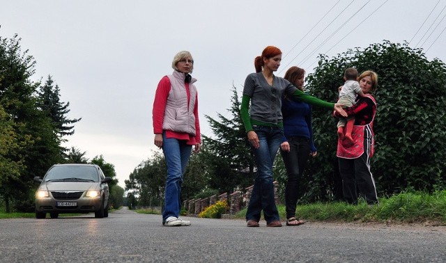 Wypadek zmobilizował mieszkańców wsi do działania. Choć minął tydzień, Elizewo nadal żyje tamtejszymi wydarzeniami. Elwira Matuszak pokazuje miejsce, w którym leżał potrącony Łukasz.