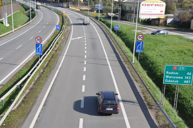 Około 200 metrów dalej od tego miejsca następuje zwężenie drogi krajowej numer 7 w Skarżysku, w kierunku Radomia. Utrudnienia są teraz, a kolejnych można spodziewać się w czasie budowy S7.