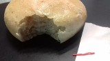 Bydgoszczanka znalazła kawałek plastiku w bułce z jednej z piekarni [zdjęcia]